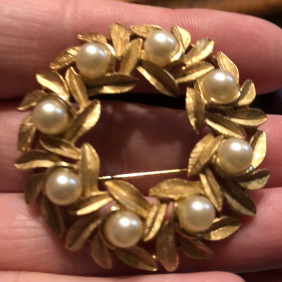Avon Signed Vintage Wreath Brushed Gold Tone with Faux Pearl Brooch - Picture 4 of 4
